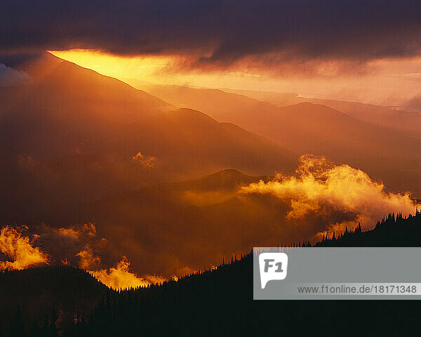Sonnenuntergang hinter der Bergkette  Olympic National Park  Washington State  USA; Washington  Vereinigte Staaten von Amerika