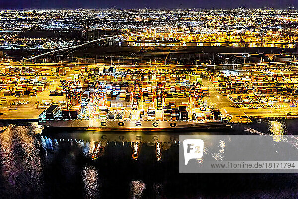 Abendliche Luftaufnahme der Containerschifffahrt auf Terminal Island  Hafen von Long Beach  Kalifornien  USA; Long Beach  Kalifornien  Vereinigte Staaten von Amerika