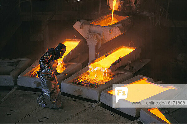 Geschmolzenes Kupfer wird in der Kupferraffinerie Chuquicamata in Formen gegossen; Atacama-Wüste  Chile