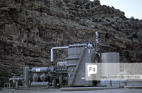 Gaskompressor neben einer Felsklippe; Utah  Vereinigte Staaten von Amerika