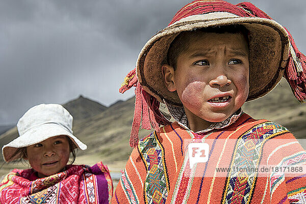 Zwei peruanische Kinder aus einem traditionellen Dorf in der Region Cusco in Peru; Cusco  Peru