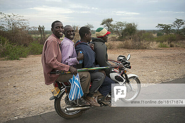Ein Motorradtaxi in der Nähe der Stadt Kasese in Uganda; Kasese,  Uganda