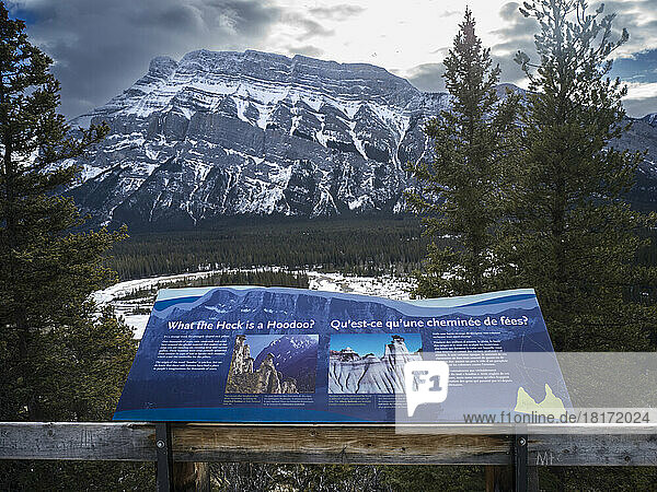 Informationsschild über Hoodoos an einem Aussichtspunkt im Banff National Park mit Blick auf die kanadischen Rocky Mountains; Alberta  Kanada