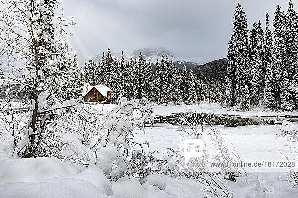 Blick auf eine Hütte am Emerald Lake im Winter im Yoho-Nationalpark; British Columbia  Kanada