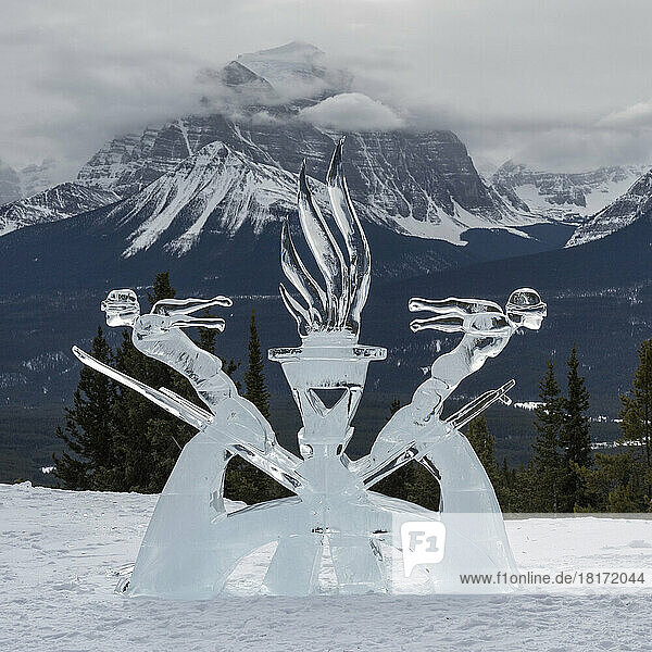 Olympische Eisskulptur zum Thema Skispringen in einem beliebten Skigebiet im Banff National Park  Alberta  Kanada; Improvement District No. 9  Alberta  Kanada