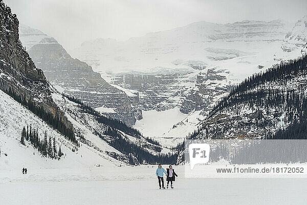 Touristen beim Schlittschuhlaufen und Genießen des zugefrorenen Lake Louise im Winter  Banff National Park  Alberta  Kanada; Improvement District No. 9  Alberta  Kanada