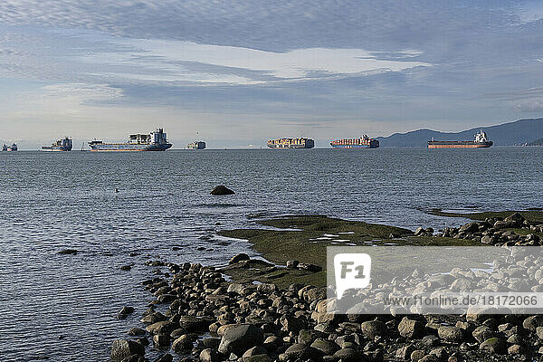 Vor der Küste von Vancouver  BC  vertäute Frachtschiffe; Vancouver  British Columbia  Kanada