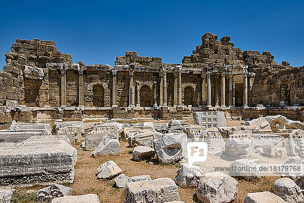 Staatsagora in Ruinen der roemischen Stadt Side  Antalya  Türkei |State Agora in ruins of the Roman city of Side  Antalya  Turkey|