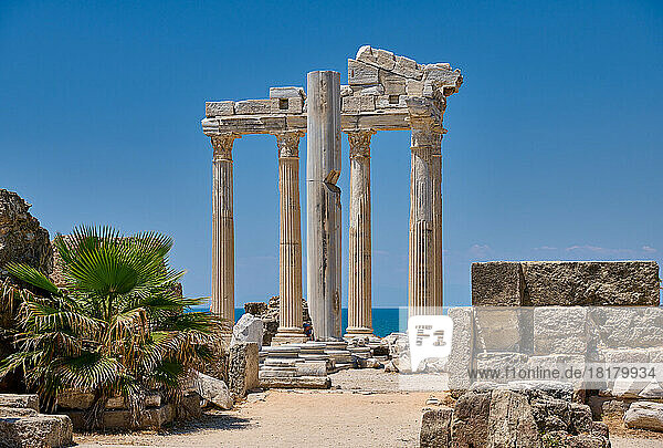 Apollon Tempel in den Ruinen der roemischen Stadt Side  Antalya  Türkei |Apollo Temple in ruins of the Roman city of Side  Antalya  Turkey|
