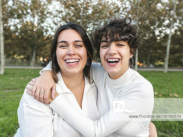 Junge glückliche lesbische Frauen vergnügen sich miteinander im Park