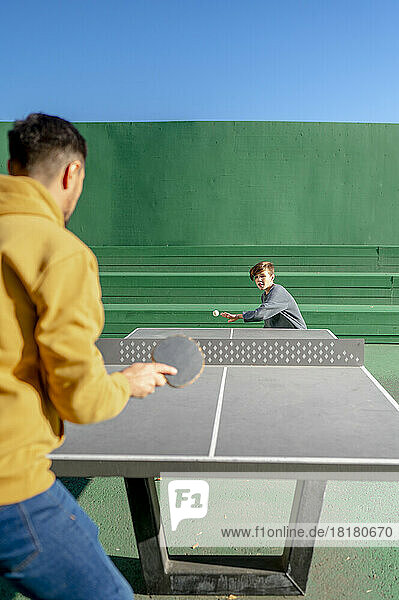 Vater und Sohn spielen Tischtennis