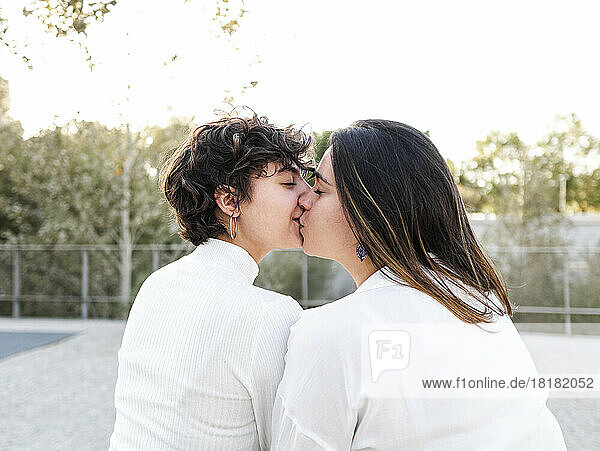 Liebevolles lesbisches Paar mit geschlossenen Augen  das sich auf den Mund küsst