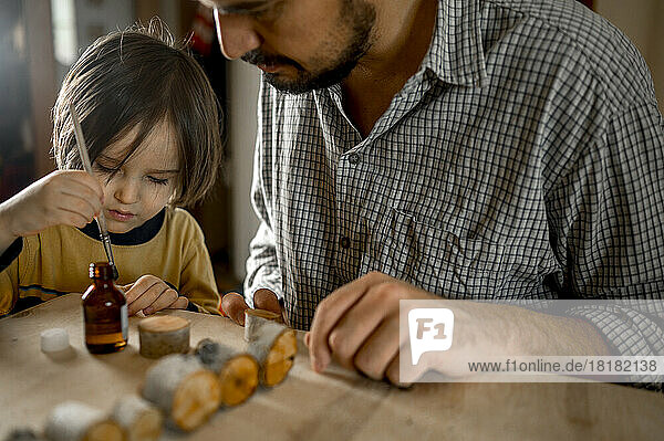 Vater und Sohn basteln zu Hause Holzspielzeug