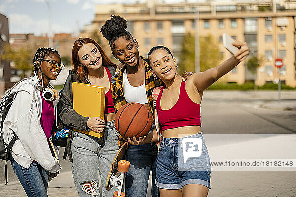 Junge Freunde machen Selfie mit dem Smartphone auf dem Campus