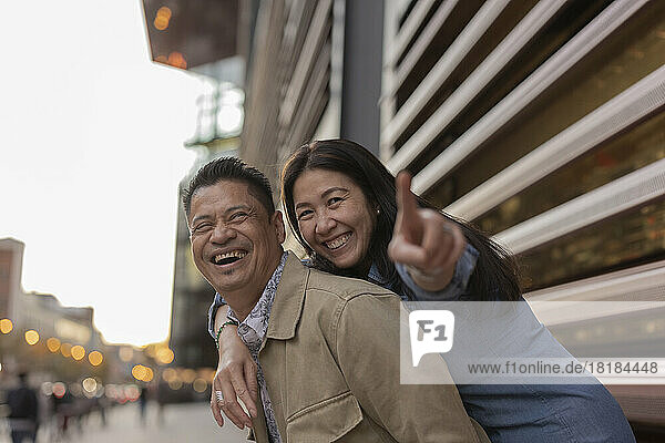 Glückliches älteres Paar  das Spaß außerhalb des Gebäudes hat