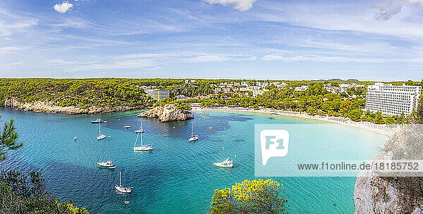 Spanien  Balearen  Menorca  Panoramablick auf die Bucht von Cala Galdana im Sommer