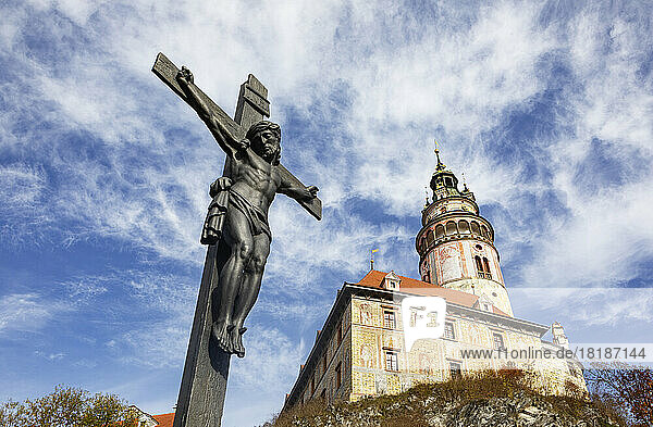 Czech Republic  South Bohemian Region  Cesky Krumlov  Sculpture of crucified Jesus with Cesky Krumlov Castle