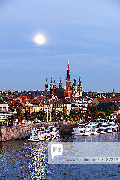 Deutschland  Bayern  Würzburg  Der Mond leuchtet über dem Main mit dem Würzburger Dom und der Marienkapelle im Hintergrund