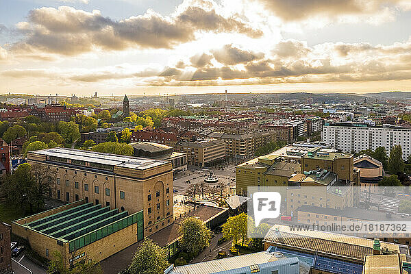 Schweden  Kreis Vastra Gotaland  Göteborg  Blick auf das Kunstmuseum am Gotaplatsen-Platz bei Sonnenuntergang
