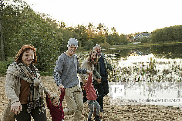 Glückliche Familie  die Spaß miteinander am See hat