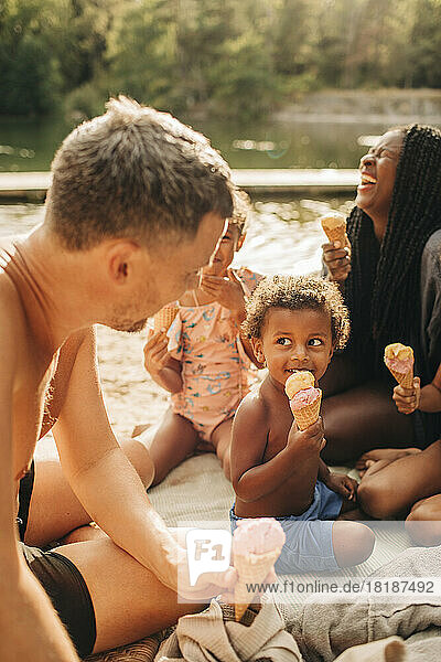 Glückliche Familie beim Eisessen im Urlaub