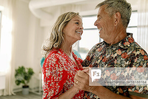 Glückliches älteres Paar  das sich beim Tanzen im Unterricht ansieht