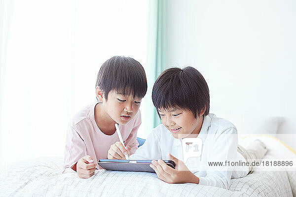 Japanese kids using tablet