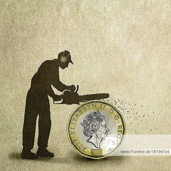 Mann zersägt eine Ein-Pfund-Münze mit einer Kettensäge