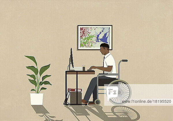 Mann im Rollstuhl arbeitet am Computer im Heimbüro
