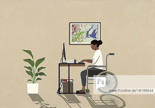 Frau im Rollstuhl arbeitet am Computer im Heimbüro