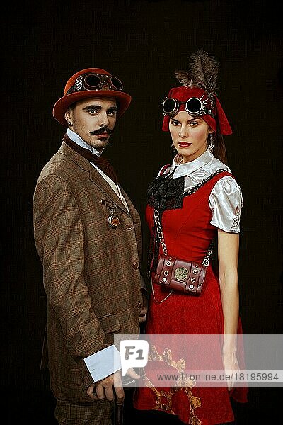 Unauffälliges Porträt eines Paares in Steampunk-Kleidung  Brille und Gehstock