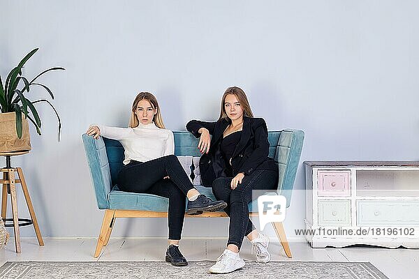 Zwei Mädchen sitzen zusammen auf dem Sofa. Freundschaft und Teenager Beziehungen