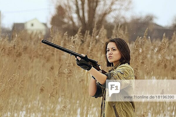 Hübsches Mädchen zielt mit Jagdgewehr
