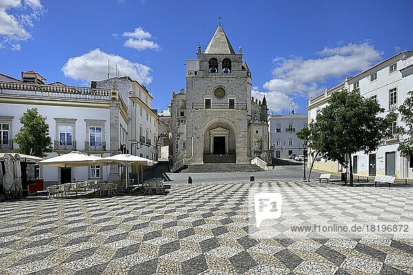 Kirche Unserer Lieben Frau der Himmelfahrt und Platz der Republik  Elvas  Alentejo  Portugal  Europa