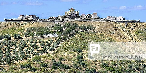 Blick über das Fort Conde de Lippe aus dem 18. Jahrhundert oder das Fort Unsere Liebe Frau von der Gnade  Elvas  Alentejo  Portugal  Europa