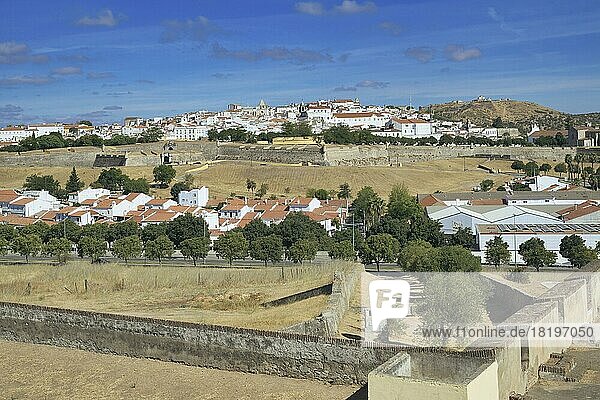Blick auf das historische Zentrum und die Stadtmauern von Elvas  Alentejo  Portugal  Europa