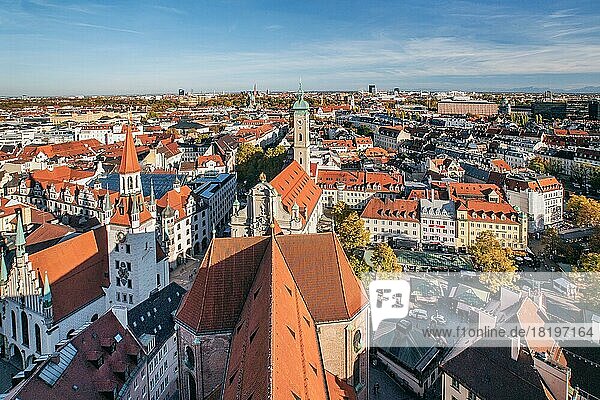 Altstadtansicht mit Altem Rathaus und Heilig Geist Kirche  München  Oberbayern  Bayern  Deutschland  Europa