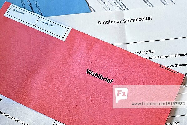 Roter deutscher Briefwahlumschlag mit deutscher Aufschrift Wahlbrief auf dem Stimmzettel