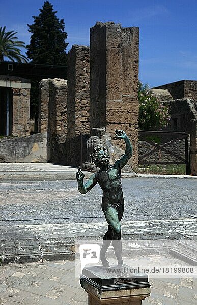 Haus des Faun mit Bronzestatue eines tanzenden Fauns  Pompeji  Kampanien  Italien  Europa
