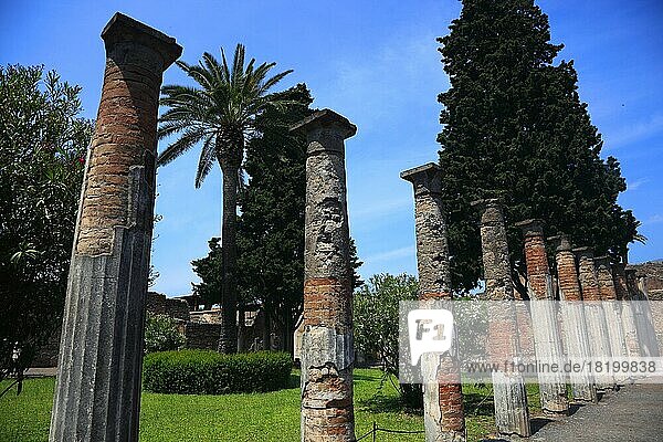 Säulenreihe an der Via di Nola  Pompeji  Kampanien  Italien  Europa