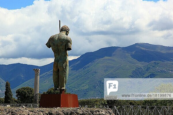 Statue des Daedalus (von Mitoraj)  Daidalos  Gestalt in der griechischen Mythologie  Pompeji  antike Stadt in Kampanien am Golf von Neapel  beim Ausbruch des Vesuvs im Jahr 79 n. Chr. verschüttet  Italien  Europa