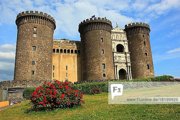 Castel Nuovo mit Francesco Lauranas Triumphbogen am Haupteingang  die Neue Burg  Maschio Angioino  eine Burg in Neapel  Italien  Kampanien  Italien  Europa