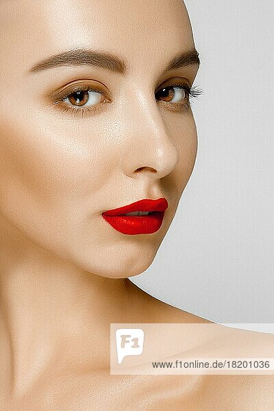 Hübsches junges Modemodell mit gebräunter Haut und roten  matten Lippen. Beauty-Shooting  natürliches Make-up  frische Haut