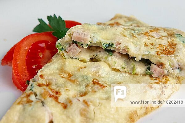 Nahaufnahme eines Omeletts mit Schinken und Gemüse. Selektiver Fokus Foto