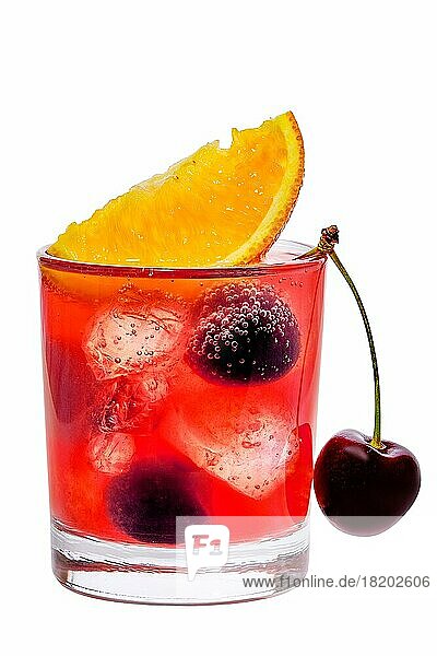 Americano-Cocktail  Glas mit Kirschwermut und Campari vor weißem Hintergrund