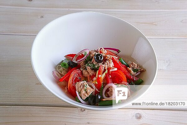 Salat mit Fleisch  Paprika  Tomate  Gurke und grünen Bohnen