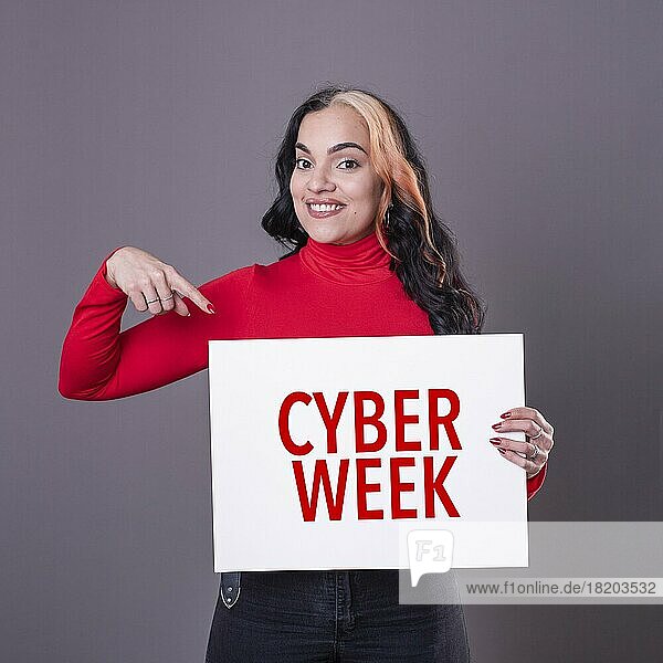 Schöne Frau  die auf ein Cyber-Week-Schild zeigt. Kommerzielles Konzept. Handel