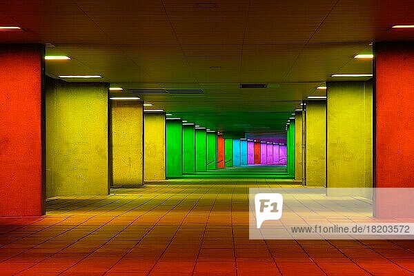 ROTTERDAM  NIEDERLANDE  11. MAI 2017: Bunt beleuchtete Galerie-Tunnel-Regenbogen-Passage-Installation unter dem NAI-Gebäude  Nederlands Architecture Institute in der Nähe des MuseumPark  Rotterdam
