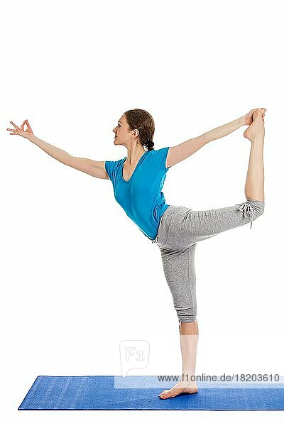 Yoga  junge schöne schlanke Frau Yogalehrer tun Herr des Tanzes Pose (Natarajasana) asana Übung vor weißem Hintergrund