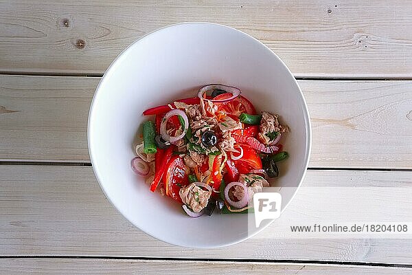 Salat mit Fleisch  Paprika  Tomate  Gurke und grünen Bohnen